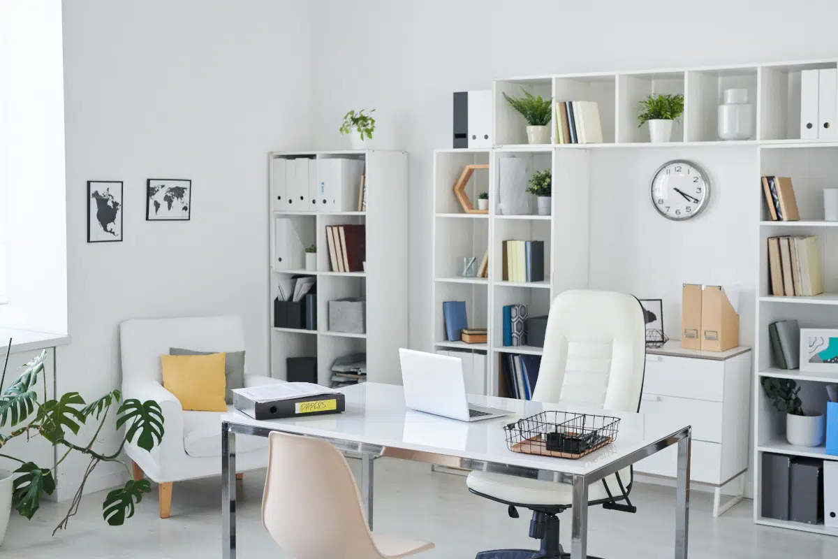bureau bien équipé