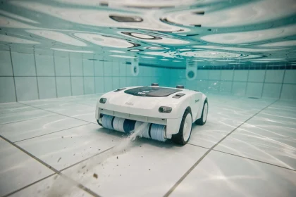 Robot de nettoyage automatique se déplaçant au fond d'une piscine aux eaux cristallines, vue sous-marine